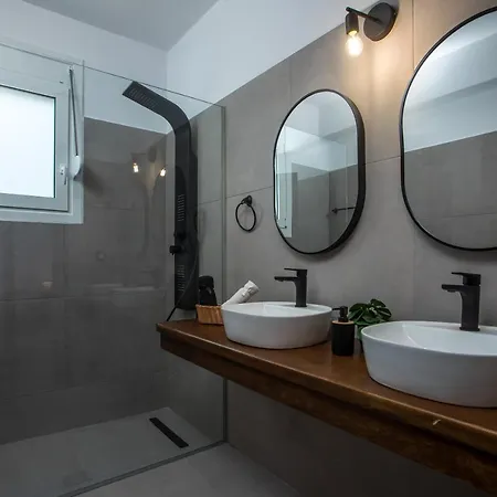 Willa Tranquila Rhodes