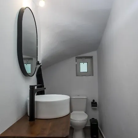 Willa Tranquila Rhodes *